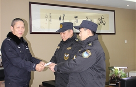 親切關(guān)懷 情暖人心 --浦東新區保安協(xié)會(huì )慰問(wèn)宗保隊員