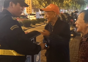 長(cháng)興島宗保治安巡邏，撿到手機，及時(shí)歸還失主