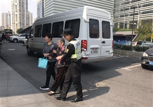 關(guān)愛(ài)老人，從我做起----陸家嘴城管隊員幫扶重陽(yáng)節聚餐老人