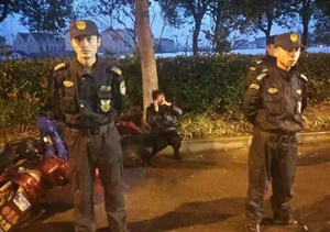 雨天老人騎車(chē)受傷，特保隊員出手相助 --惠南市容項目幫助交通事故