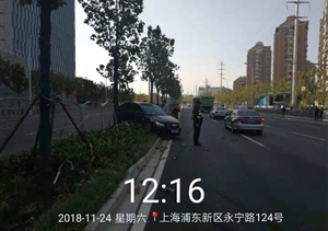 路見(jiàn)交通事故，幫忙維持秩序 --金橋輔警項目協(xié)助維持交通秩序