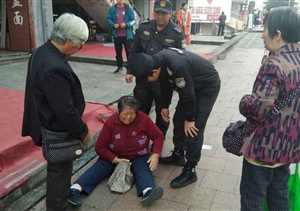 七旬老人摔倒，熱心特保伸援手 --惠南市容項目救助受傷老人