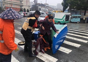 老人倒地扶不扶？民泰特保告訴你答案！ --浙江民泰星橋市容項目攙