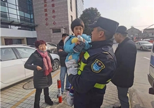 路遇迷途小朋友，輔助隊員護安全 ——周浦輔警項目隊員幫助走失孩