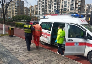 老人昏倒在地，扶還是不扶？民泰保安給出溫暖堅定的答案 ——浙江