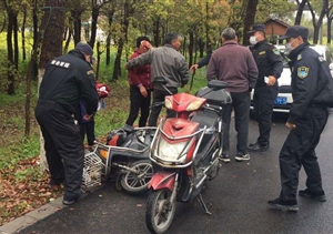 老人摔倒保安扶起  面對質(zhì)疑凸顯善舉 ——宗保保安駐金山衛市容項