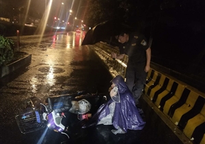 深夜里，暴雨中你的舉動(dòng)令人稱(chēng)贊 ——宗保公司駐周浦市容項目負責