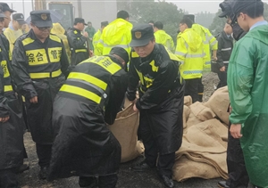 徑山防汛救災   他們奮戰一線(xiàn)——浙江民泰駐徑山市容項目全力奮戰