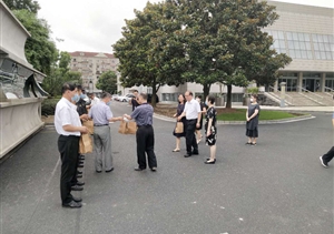 酷暑烈日煩人心  清涼活動(dòng)暖人心 --甲方領(lǐng)導慰問(wèn)宗保市委黨校項目