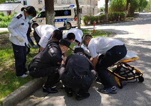 老人騎車(chē)摔倒昏迷  保安熱心救助獲贊——公司駐奉賢區柘林鎮網(wǎng)格