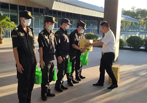 奮戰高溫守一線(xiàn)   慰問(wèn)關(guān)懷暖心田--金山衛鎮領(lǐng)導慰問(wèn)公司駐該鎮市