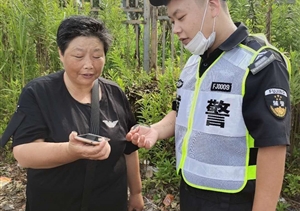 拾金不昧宗保人 善舉美德暖人心——周浦市容項目隊員撿到一部手機