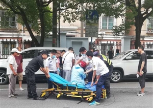 發(fā)生車(chē)禍人受傷  熱心隊員急救助——三林市容項目隊員救助車(chē)禍受