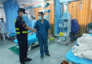 女孩暈倒不省事 隊員施救解其?！h市容項目隊員救助暈倒女孩