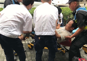 老人受傷躺路邊  隊員熱心助平安——世博區域南碼頭網(wǎng)格市容項目