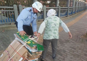 拾荒老人遇困難  熱心隊員解其難—宗保公司駐金橋交管項目隊員幫