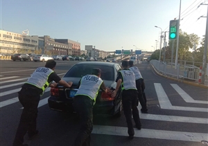 轎車(chē)熄火車(chē)主急  輔警助其排除難--公司駐金橋治安派出所輔警積極