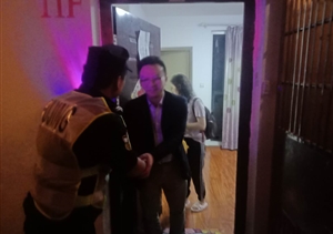 男子醉酒行走困難  輔警助其平安回家--金橋交管項目隊員幫助醉酒