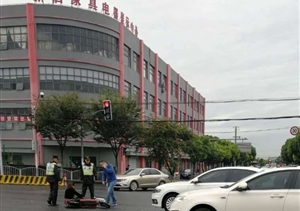 雨天女子騎車(chē)摔倒 輔警熱心幫助扶起--新場(chǎng)輔警隊員扶起騎車(chē)摔倒的