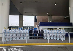 創(chuàng  )始人馮中?？赐繂?wèn)公司駐浦東機場(chǎng)防疫輔助隊員