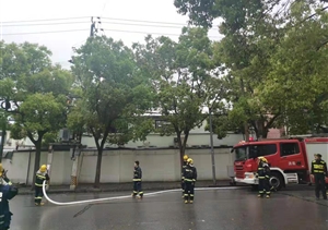 宗保隊員積極協(xié)助維護火災現場(chǎng)交通秩序