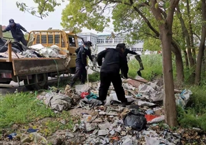 宗保隊員積極參與裸露垃圾清理整治行動(dòng)