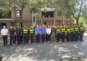 金山區金山衛鎮城管中隊領(lǐng)導中秋前夕慰問(wèn)宗保公司員工